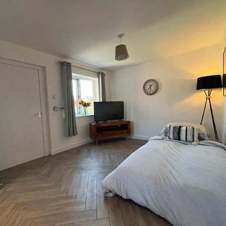 Contemporary 1 Bedroom Apartment Normanton  Exterior foto
