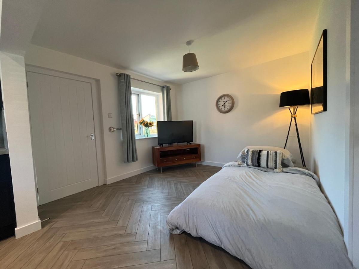 Contemporary 1 Bedroom Apartment Normanton  Exterior foto