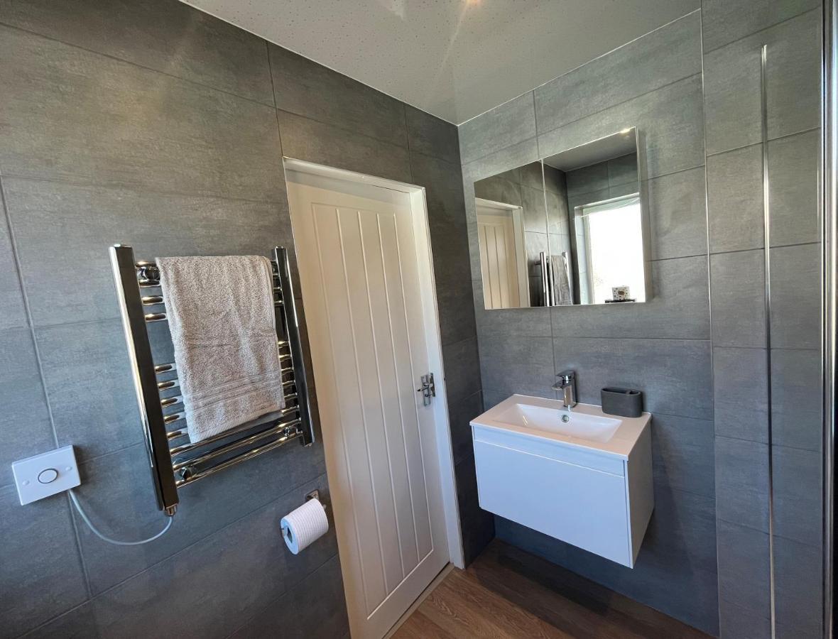 Contemporary 1 Bedroom Apartment Normanton  Exterior foto